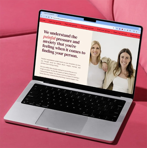 Dator som visar en hemsida med bild av tv¨å kvinnor och text